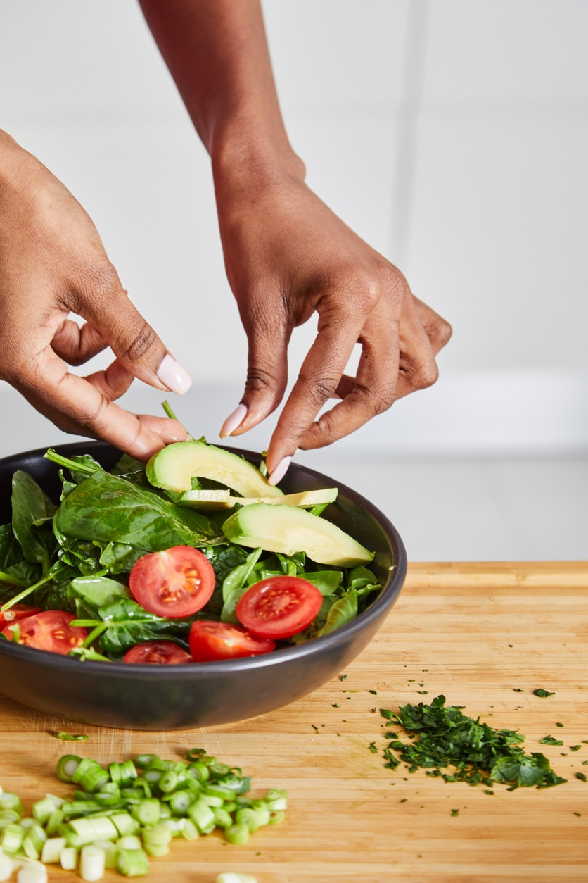 Femme qui prépare une salade vegan