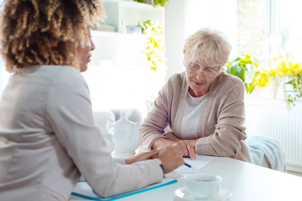 Femme âgée qui discute avec une assistante sociale