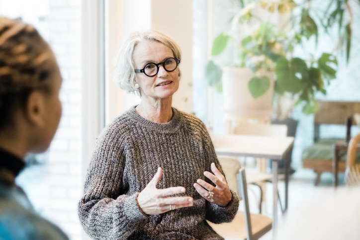 Femme âgée qui discute dans une session de thérapie